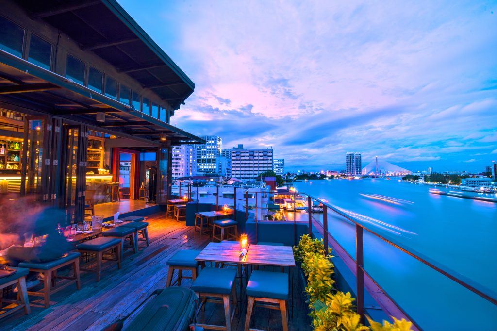 Rooftop,Bar.overlooks,The,Chao,Phraya,River,In,Bangkok,,thailand
